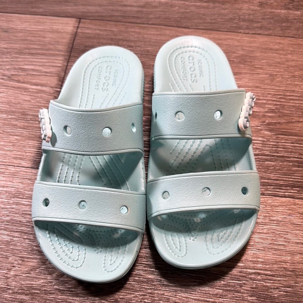 CROCS Blue Sandals Comfortable Everyday Wear woman’s size 6